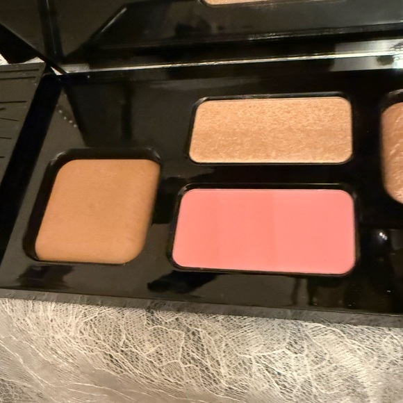 IL MAKIAGE HIGH POINT
BRONZER, BLUSH & HIGHLIGHTER PRO PALETTE - LIGHT NEW - Picture 2 of 7